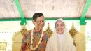  Ajip Rosidi, menggelar pernikahannya dengan Nani Wijaya di Kasepuhan Cirebon bukan tanpa maksud. Ketika konferensi pers singkat usai melangsungkan akad nikah, Ajip pun menuturkan alasannya. (Adrian Putra/Bintang.com)