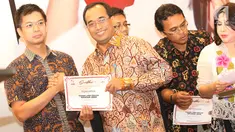 Menteri Perhubungan Budi Karya memberikan sertifikat pemenang lomba menulis bertajuk 'Pencapaian Jokowi' di Jakarta, Selasa (16/8). Acara tersebut digelar sebagai apresiasi terhadap segala pencapaian pemerintahan Jokowi. (Liputan6.com/Immanuel Antonius)