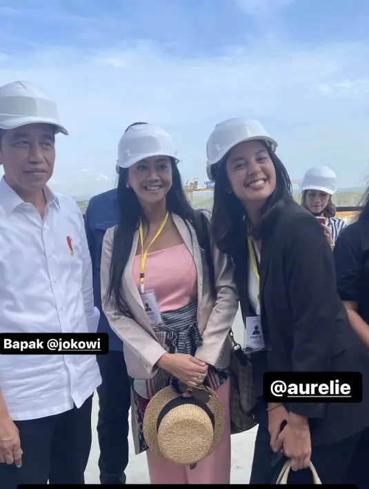 Asri Welas kali ini ikut IKN dengan setelan pink dipadukan outer blazer putih dan obinya. Ia juga mengenakan helm proyeknya. [@asri_welas]