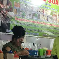 Kalau membahas soal makanannya mungkin sudah biasa, tapi coba lihat gaya pemilik kantin Ie Suan di Mangga Dua Square yang kini tengah viral. (Foto: Facebook/Wulan Dari Siti)