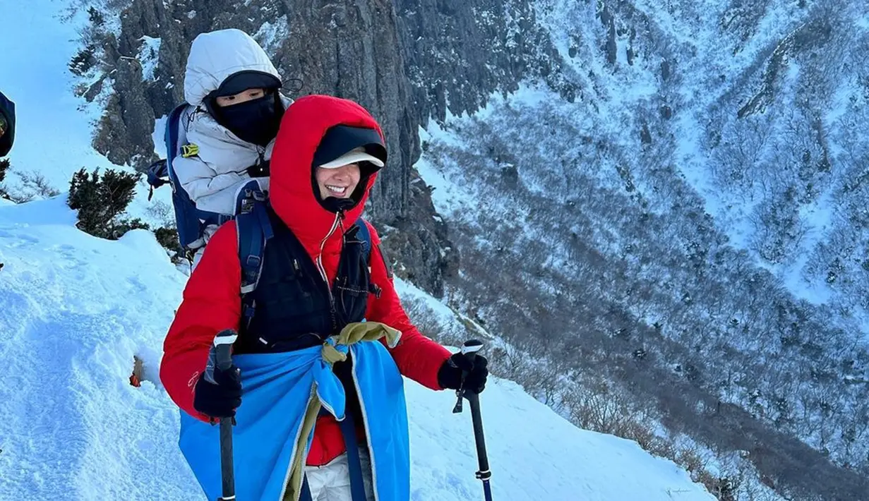 Selain sebagai seorang aktris, Lee Si Young juga dikenal sebagai ibu tangguh. Salah satu pencapaiannya adalah berhasil mendaki Gunung Breithorn yang terletak di antara Swiss dan Italia. Baru-baru ini, bintang film 'The Divine Move' itu merayakan tahun baru dengan mendaki gunung sambil menggendong sang putra. (Liputan6.com/IG/@leesiyoung38)