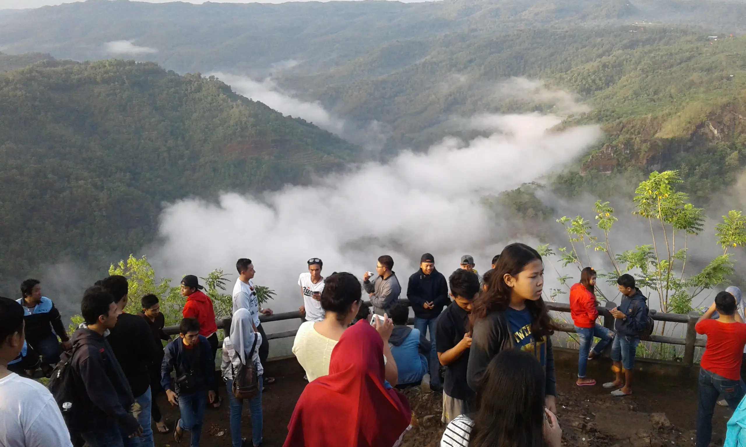 Para pemburu sunrise di Bukit Panguk (Liputan6.com / Harun Mahbub)