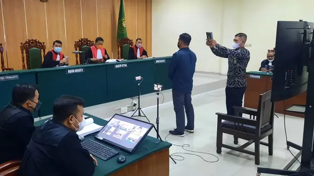 Tubagus Endang Lesmana, ayah dari Tubagus Muhammad Joddy Pramas Setya, memberikan kesaksiannya pada sidang lanjutan perkara   kecelakaan maut Vanessa Angel dan Bibi Ardiansyah di Pengadilan Negeri Jombang, Kamis (10/2/2022) (Liputan6.com / Dian Kurniawan)