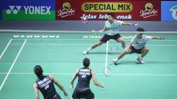 Pebulu tangkis ganda putri Indonesia, Apriyani Rahayu yang berpasangan dengan Siti Fadia Silva Ramadhanti berusaha mengembalikan bola saat menghadapi pasangan Thailand, Jongkolphan Kititharakul/Rawinda Prajongjai pada laga babak 32 besar Indonesia Open 2024 di Istora Senayan, Jakarta, Selasa (4/6/2024). Apriyani Rahayu/Siti Fadia Silva Ramadhanti menang rubber game 21-17, 16-21 dan 21-14. (Bola.com/M Iqbal Ichsan)