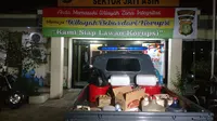 Barang sitaan hasil penggerebekan di rumah penjual miras oplosan di Jatiasih, Kota Bekasi, Rabu (4/4/2018) malam. (Liputan6.com/Fernando Purba)