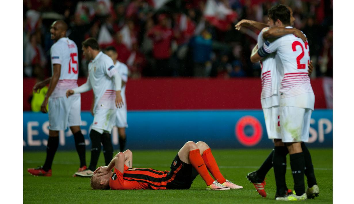 Pemain Shakhtar Donetsk, Viktor Kovalenko (tengah) menutup wajah saat kalah dari Sevilla pada leg kedua semifinal Liga Europa di Stadion Ramon Sanchez Pizjuan, Sevilla, Jumat (6/5/2016) dini hari WIB. (AFP/Jorge Guerrero)