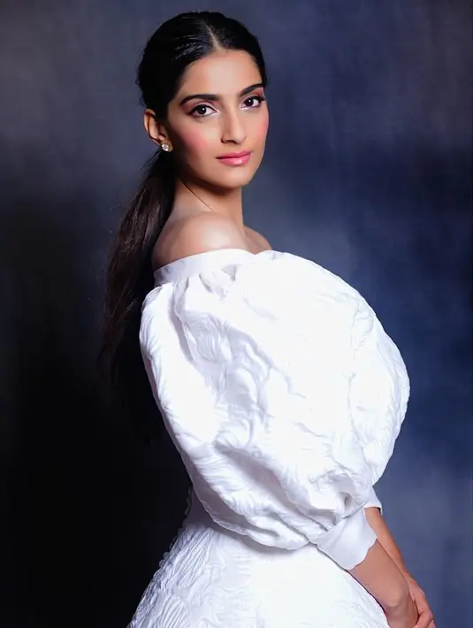 Ia membantah kabar yang menyebutkan jika pernikahannya digelar secara mewah. "Semua kabar yang beredar tentang pernikahanku benar-benar konyol," kicaunya melalui Twitter. (Foto: instagram.com/sonamkapoor)