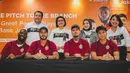 Sesi foto bersama pemain Persija Jakarta dengan para karyawan dalam acara meet & greet di Kantor Pusat Bank Jakarta, Jakarta Pusat pada Rabu (18/2/2025). (Bola.com/Nur Iman Ali)