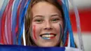 Suporter wanita Prancis tersenyum sebelum menyaksikan pertandingan melawan Norwegia pada grup A Piala Dunia Wanita 2019 di Stadion Nice, Prancis (12/6/2019). Dalam pertandingan ini Prancis menang tipis atas Norwegia 2-1. (AFP Photo/Christophe Simon)