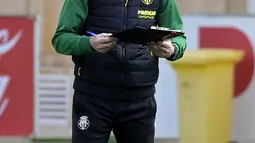 Pelatih Villarreal, Unai Emery memimpin sesi latihan di Ciudad deportiva Villarreal di Vila-Real (5/4/2022). Villarreal akan bertanding melawan Bayern Munchen pada leg pertama perempat final Liga Champions di Estadio de la Ceramica, Spanyol. (AFP/Jose Jordan)