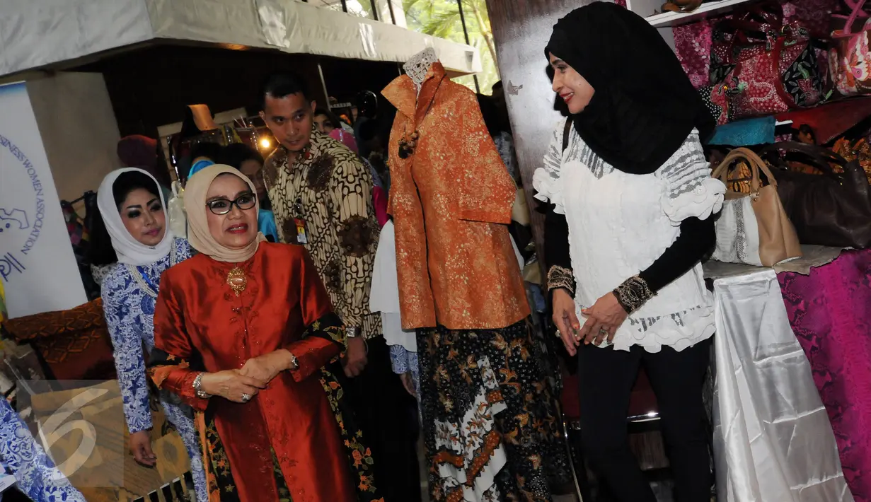 Istri Wakil Presiden, Mufidah Jusuf Kalla (tengah) melihat pameran hasil kerajinan 41 tahun IWAPI di Kementerian Perindustrian, Jakarta, Kamis (10/3/2016). 41 tahun IWAPI dimeriahkan dengan pameran produk kerajinan. (Liputan6.com/Helmi Fithriansyah)