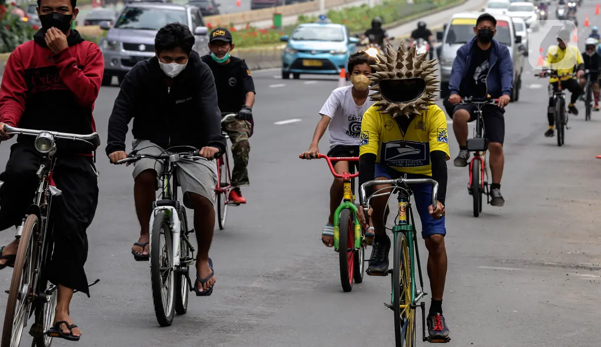Warga bersepeda melintasi kawasan Sudirman - Thamrin saat akhir pekan, Jakarta, Minggu (20/2/2022). Aktivitas warga di kawasan tersebut relatif ramai saat Pemberlakuan Pembatasan Kegiatan Masyarakat (PPKM) level tiga di ibu kota. (Liputan6.com/Johan Tallo)