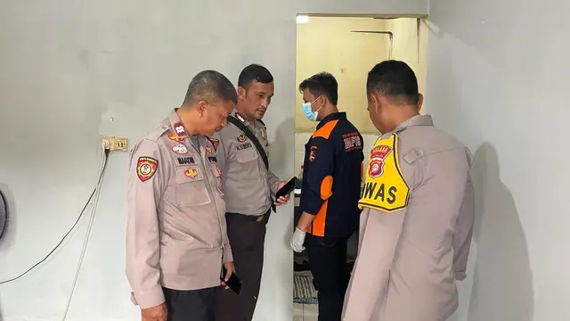 Anggota Polsek Cimanggis melakukan olah TKP di lokasi penemuan mayat di Harjamukti, Cimanggis, Kota Depok
