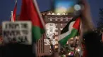 Gambar Presiden AS Joe Biden diproyeksikan ke sebuah gedung di sekitar Gedung Putih selama "March on Washington for Gaza" di Washington DC, pada 13 Januari 2024. (ROBERTO SCHMIDT/AFP)