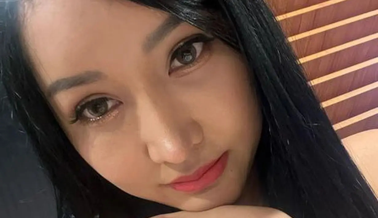 <p>Lucinta Luna belum lama ini juga sempat lama berada di Korea Selatan. Yup, ia sempat melakukan operasi plastik di sana. Disebutkan kalau ia sempat melakukan perubahan di wajah serta lehernya.(instagram.com/lucintaluna_manjalita)</p>
