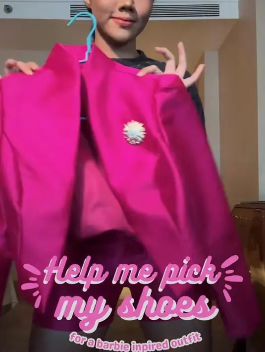 Tak hanya sampai di situ saja, Yura juga menggunakan crop blazer warna fuschia.