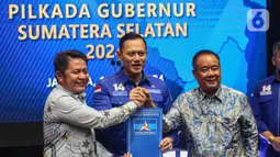 Ketua Umum Partai Demokrat Agus Harimurti Yudhoyono juga memberikan surat rekomendasi Gubernur Sumatera Selatan Herman Deru (kiri) dan mantan Bupati Lahat Cik Ujang untuk maju mencalonkan diri sebagai bakal calon gubernur dan wakil gubernur dalam Pilkada Sumsel 2024. (Liputan6.com/Angga Yuniar)