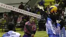 Pevoli PGN Popsivo, Aprilia Manganang, melakukan smash saat melawan Jakarta Pertamina Energi pada final Proliga 2019 di GOR Among Rogo, Yogyakarta, Sabtu (23/2). Popsivo menang 3-2 atas Pertamina. (Bola.com/Yoppy Renato)