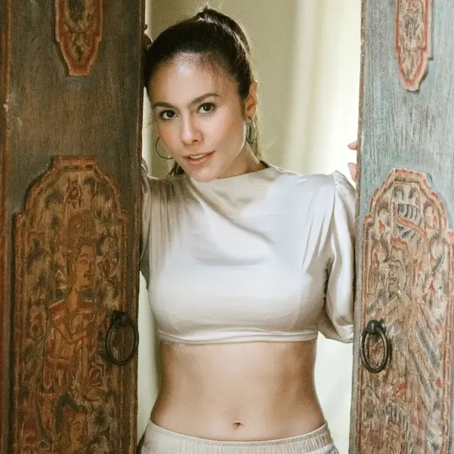 6 Potret Wulan Guritno Pamer Perut Rata, Awet Muda di Usia 41 Tahun