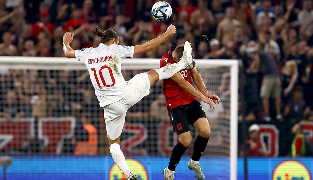 Gol pembuka Albania baru bisa dicetak oleh Jasir Asani pada menit ke-37. Prosesnya tercipta menawan setelah menerima operan pendek Elseid Hysaj di pinggir lapangan dan memutuskan untuk menendang bola dari luar kotak penalti. (AP Photo/Franc Zhurda)