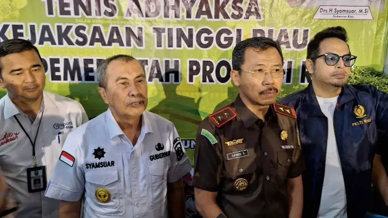 Kepala Kejati Riau Dr Supardi dan Gubernur Riau Syamsuar usai meresmikan lapangan tenis Adhiyaksa.