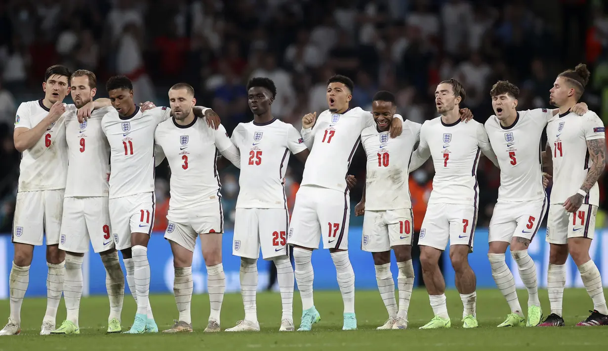 Reaksi para pemain Inggris saat adu penalti dengan Italia pada  pertandingan final Euro 2020 di Stadion Wembley, London, Inggris, Minggu (11/7/2021). Italia menang 3-2 lewat adu penalti usai bermain imbang 1-1 di waktu normal. (Carl Recine/Pool Photo via AP)