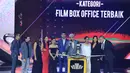 Film ini mengalahkan sederet film lainnya seperti Danur: I Can See Ghost, Surga Yang Tak Dirindukan 2, Susah Sinyal, Warkop DKI Reborn: Jangkrik Boss Part 2, sebagai Film Box Offce terbaik. (Adrian Putra/Bintang.com)
