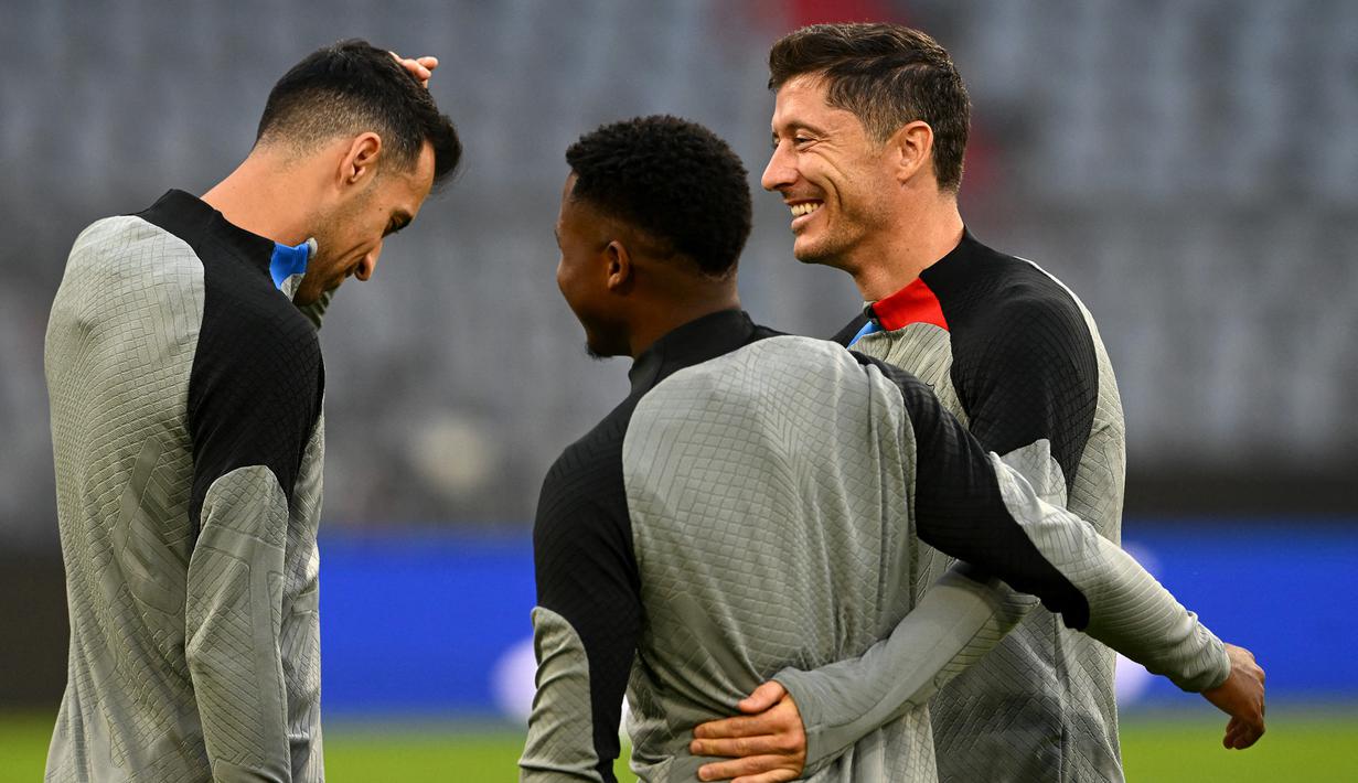 Kini, saat Robert Lewandowski telah resmi menjadi bagian Barcelona, Sergio Busquets dan kawan-kawan merasa senang sudah tidak menghadapi sang pemain lagi sebagai lawan. Kehadirannya bisa menjadi jaminan Barcelona untuk mencetak gol demi gol usai ditinggalkan Pierre-Emerick Aubameyang. (AFP/Christof Stache)