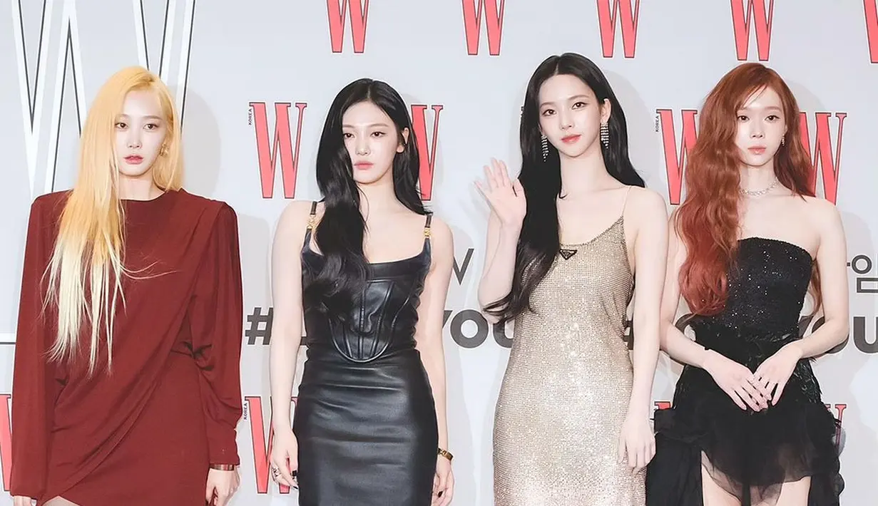 Aespa hadir dengan busana mereka masing-masing. Karina dengan sparkling dress dari Prada, Giselle dengan gaun merah YSL, Winter dengan strapless dress hitam dari Ralph Laurent, dan Ningning dengan gaun hitam Versace.  [Instagram]