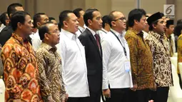 Presiden Jokowi (tengah) didampingi Ketum KADIN, Menteri Pertanian, Menteri Perindustrian, Ketua DPR, Mesesneg saat menyanyikan lagu Indonesia Raya pada acara penutupan Rapimnas Kadin di Solo, Jawa Tengah, Rabu (28/11). (Liputan6.com/Angga Yuniar)