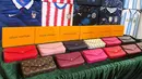 Tas tangan dipamerkan oleh otoritas bea cukai Hong Kong dalam konferensi baru tentang barang palsu dan pelanggaran di kantor pusat mereka di North Point, Hong Kong, Kamis 11 Juni 2026. (AP Photo/Kanis Leung)