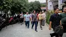 Anggota Bareskrim Mabes Polri melakukan penggeledahan di rumah Novel Baswedan di perumahan Kelapa Gading, Jakarta, Jumat (1/5/2015). Sejumlah petugas tampak mendatangi  rumah Novel Baswedan (Liputan6.com/Faizal Fanani)