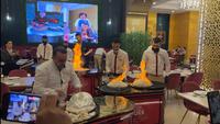 Salah satu show di restoran CZN Burak. (Ade Yusuf Satria/Bola.com)