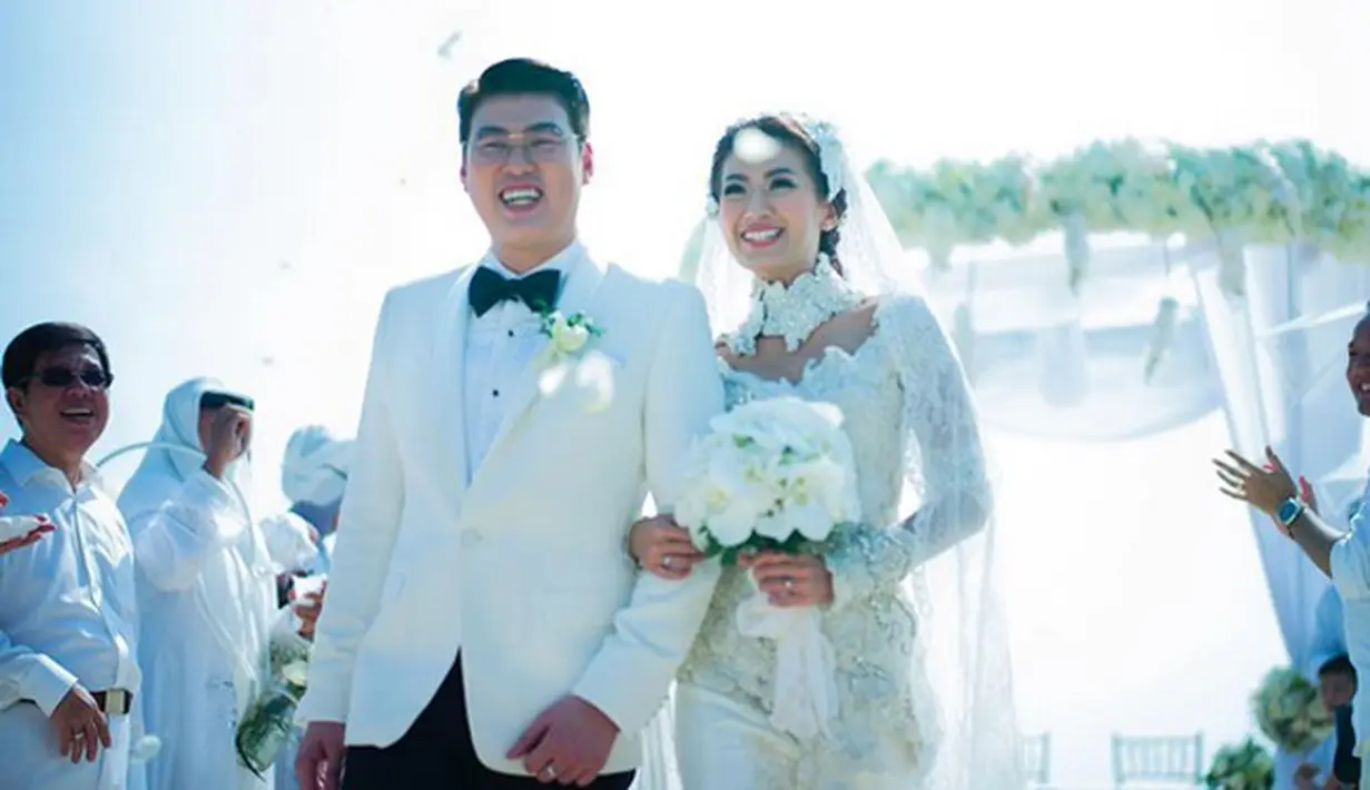 Kemeriahan pernikahan pasangan Asty Ananta dan Hendra Suyanto nampak terlihat dari akun Instagram, Alvin Adam, Kristina dan fotografer profesional Diera Bachir, yang hadir dalam acara sakral itu. (Instagram/dierabachir)