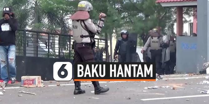 VIDEO: Tolak UU Cipta Kerja, Polisi dan Mahasiswa Baku Hantam