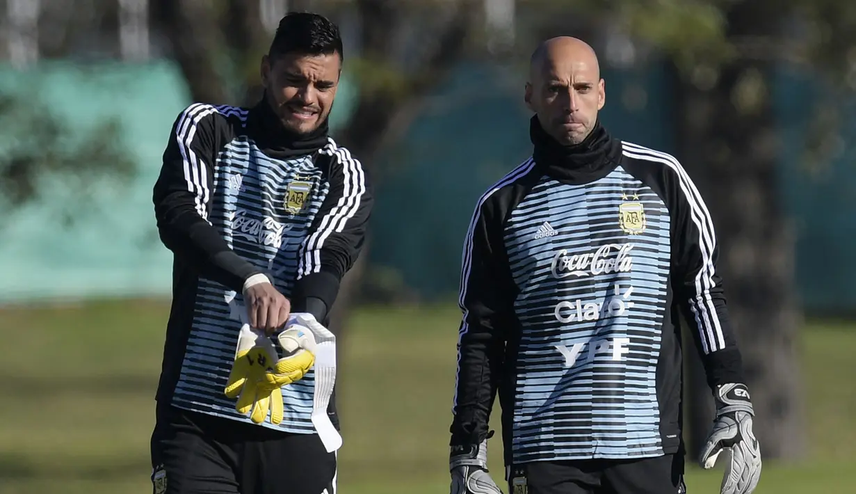 Kiper Argentina Sergio Romero dan Willy Caballero bersiap mengikuti latihan di Ezeiza, Buenos Aires, (22/5). Di Piala Dunia 2018, Argentina tergabung di Grup D bersama Islandia, Kroasia, dan Nigeria. (AFP Photo/Juan Mabromata)
