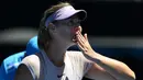 Petenis Rusia Maria Sharapova melakukan selebrasi usai pertandingan melawan Tatjana Maria pada putaran pertama di kejuaraan tenis Australia Terbuka 2018 di Melbourne (16/1). Sharapova menang 6-1, 6-4. (AFP Photo / Greg Wood)
