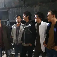 Dua model memerankan cerita flasback. Cowok yang menghampiri ceweknya. Dan disitu si cewek sedang sakit. Mendapati itu, si cowok tetap setia bersama mendampingi kekasihnya. (Nurwahyunan/Bintang.com)