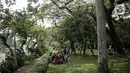 <p>Warga bersantai di halaman luar Monumen Nasional (Monas) Jakarta, Kamis (5/5/2022). Meski kawasan Monas masih ditutup sejak awal pandemi COVID-19 pada Maret 2020 lalu namun tidak menyurutkan minat warga untuk bisa berwisata yaitu dengan memanfaatkan kawasan luar monumen tersebut. (Liputan6.com/Faizal Fanani)</p>
