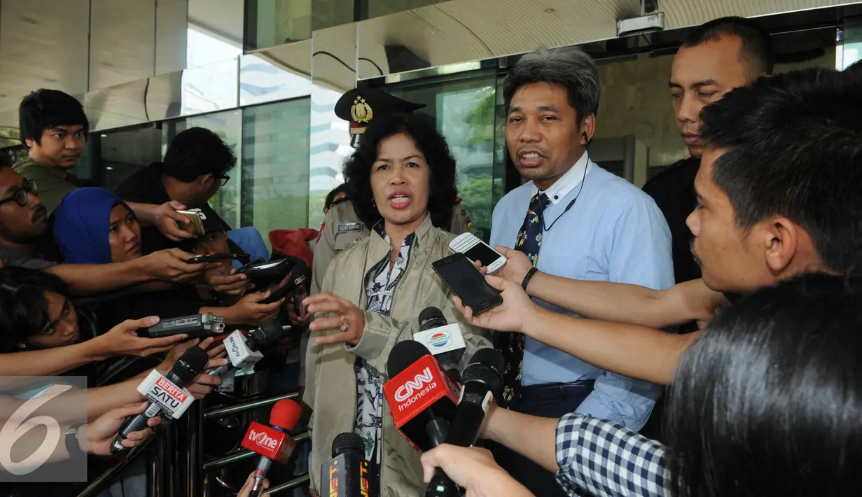 Hakim Ifa Sudewi menjawab pertanyaan wartawan usai diperiksa KPK, Jakarta, Rabu (22/6). Menurut Ifa, komunikasi antara dirinya dan Rohadi hanya sebatas tegur sapa. Mereka tidak pernah berbincang mengenai perkara apapun.(Liputan6.com/Helmi Afandi)