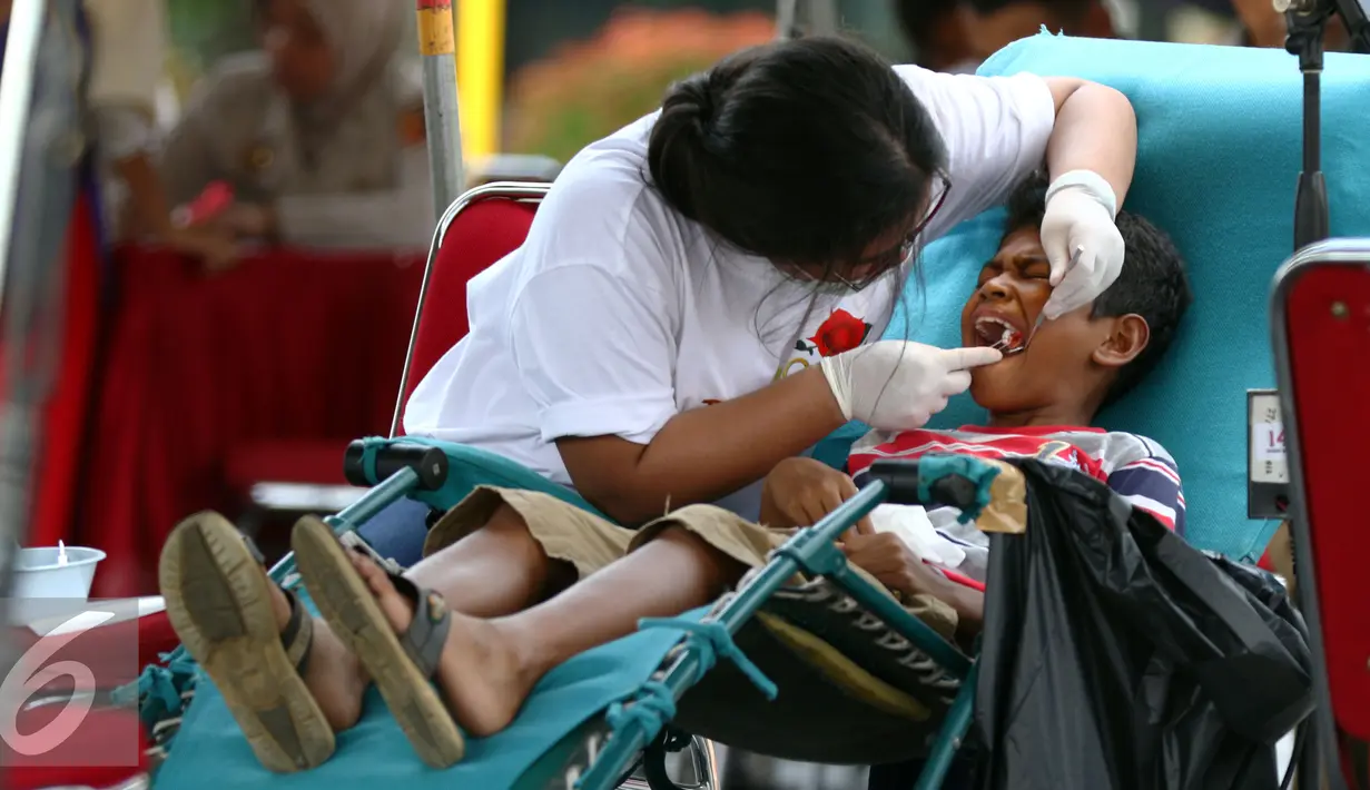 Dokter saat mengobati pasien sakit gigi di RS Bhayangkara Brimob, Depok, Jawa Barat, Sabtu (9/1/2016). Rayakan HUT ke-21, Indosiar gelar acara pengobatan gratis dan operasi katarak di 21 titik. (Liputan6.com/Yoppy Renato)