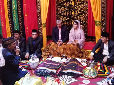 Putri Presiden Joko Widodo, Kahiyang Ayu dan Muhammad Bobby Afif Nasution saat prosesi pemberian upah-upah sebagai tanda sayang sudah diterima menjadi Boru Siregar di rumah paman Bobby di Medan, Selasa (21/11). (Liputan6.com/Pool/Media Center)