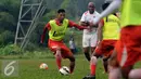 Sejumlah pemain Persija saat latihan di NYTC Sawangan, Depok (24/2/2016). Latihan ini persiapan Persija mengarungi turnamen Piala Bhayangkara dan Indonesia Super Competition (ISC) 2016. (Liputan6.com/Helmi Fithriansyah)