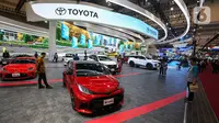 Suasana booth Toyota saat memamerkan produk terbaru dan terinovatif dalam ajang Gaikindo Indonesia International Auto Show (GIIAS) 2024 di ICE BSD, Kabupaten Tangerang, Rabu (17/7/2024). (Liputan6.com/Angga Yuniar)