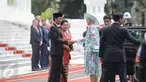 Presiden Jokowi bersama Ibu Negara Iriana Jokowi bersalaman dengan Ratu Denmark Margrethe II saat melakukan kunjungan kenegaraan di Istana Merdeka, Jakarta, Kamis (22/10/2015). (Liputan6.com/Faizal Fanani)