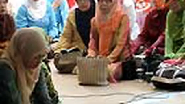 Ada banyak orang kehilangan Hasri Ainun Habibie yang dikenal sebagai pejuang kemanusian. Di Tangerang dan Purwakarta, doa masih dilantunkan untuk mantan Ibu Negara itu. 