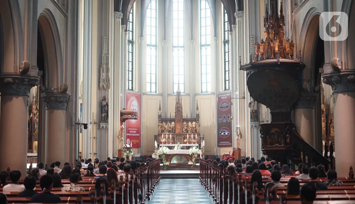 Umat Katolik menjalankan ibadah misa di Gereja Katedral Jakarta, Minggu (12/7/2020). Gereja Katedral Jakarta kembali menggelar misa bagi umat Katolik dengan menerapkan protokol kesehatan untuk mencegah penularan Covid-19. (Liputan6.com/Immanuel Antonius)