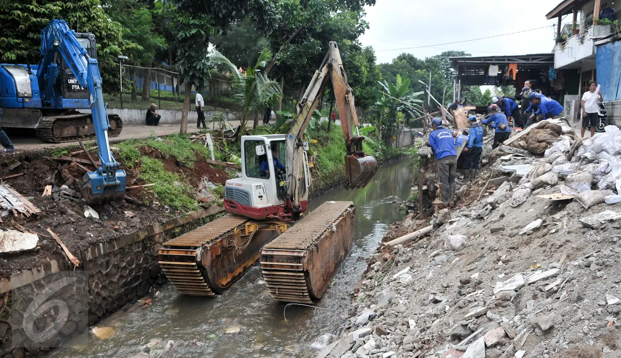 Petugas Tata Air menambal turap yang longsor di Kalibaru, Desa Putra, Jakarta Selatan, Rabu (22/3). Sudin Tata Air Jakarta Selatan perbaiki turap Kalibaru yang longsor dan alami pendangkalan. (Liputan6.com/Yoppy Renato)
