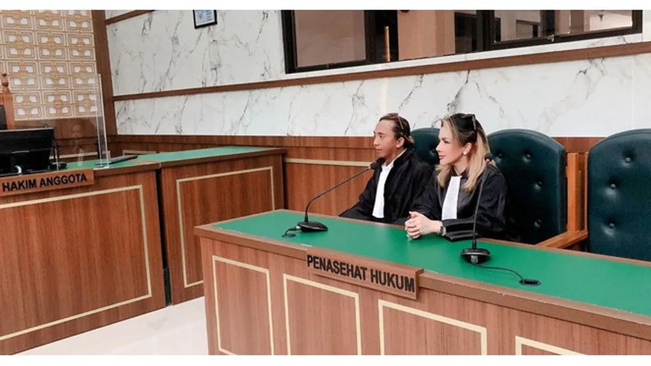 6 Gaya Barbie Kumalasari saat Jadi Pengacara, Tampil Beda