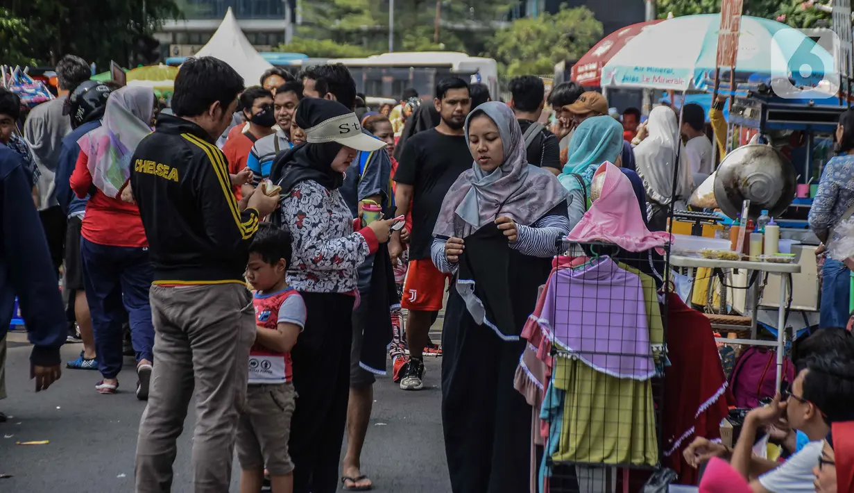 Pedagang kaki lima (PKL) berjualan di kawasan Jalan Sumenep, Jakarta, Minggu (17/11/2019). Setelah adanya larangan berjualan saat car free day (CFD) di kawasan Bundaran Hotel Indonesia, para PKL kini menjajakan dagangannya di Jalan Sumenep dan Jalan Pamekasan. (Liputan6.com/Faizal Fanani)
